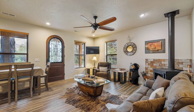 New* Bogie Bungalow - Walk to lake, bar & restaurant - Near golf course - AC - Fireplace - Pet Ok