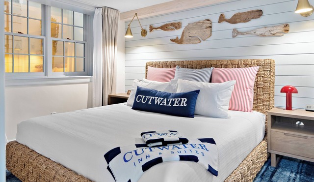 New Boutique King Suite Escape l Downtown l Backyard