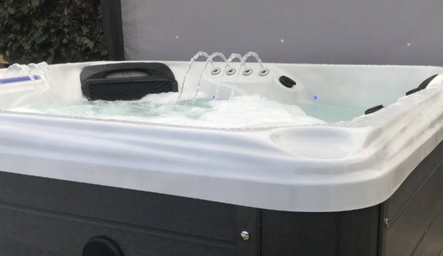 NEW Boutique Manor Farm Lodge sleeps 8 NEW HotTub for 8 Peaceful countryside