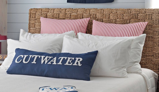 New Boutique Queen Escape l Downtown l Backyard