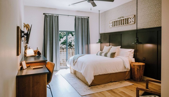 New Boutique Ranch Suite on Wimberley Square, Walk to Shops & Dining