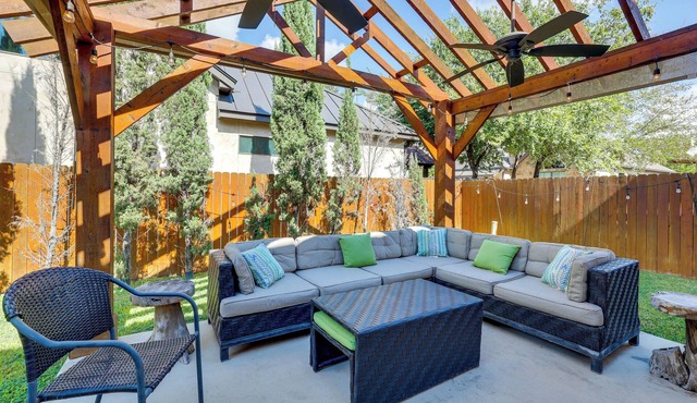 New Braunfels Escape, Walk to Gruene Hall!