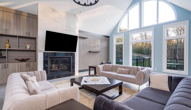 *NEW* Breathtaking Estate in Tiny | Hot tub | Pool | Sleeps 22+ | Beach Nearby