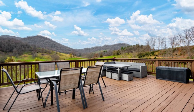 NEW Breathtaking Views, Hot tub and Arcade in a Peaceful Mountain View Retreat