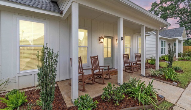 New Breezy Cottage - King Bed - Mini-Golf - Park