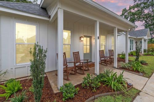 New Breezy Cottage - King Bed - Mini-Golf - Park