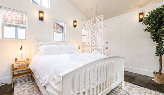 *NEW* Bright and Airy Studio Loft Near DT + Parks!