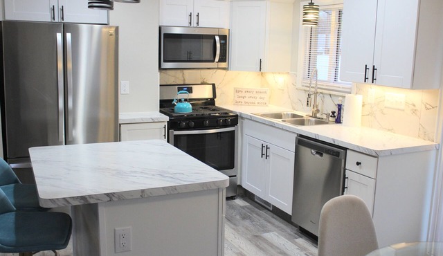 NEW Bright and Modern 3BR Home/Conveniently Location/Toledo