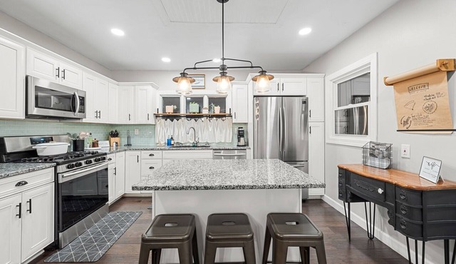 New! Bright Beautiful Farmhouse on Oak