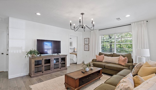 NEW! Bright, charming cottage, fully renovated ~1 mi. to A&M