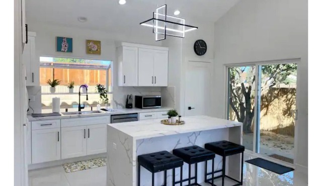 *NEW* Bright + Cozy 3BR/3BA w/ Private Patio NEAR DISNEYLAND + THE BEACH!