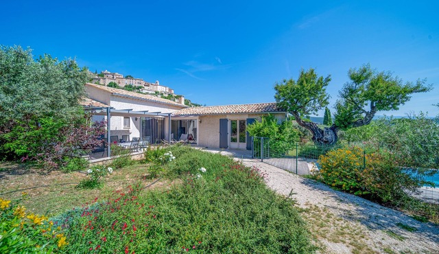 New, bright house with heated private pool in the heart of Provence