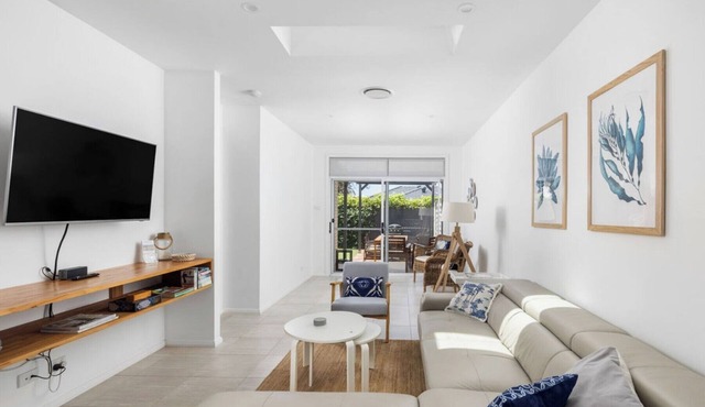 New Bright Modern Family Villa, near Beach Dogs also welcome. Free Wifi+Netflix