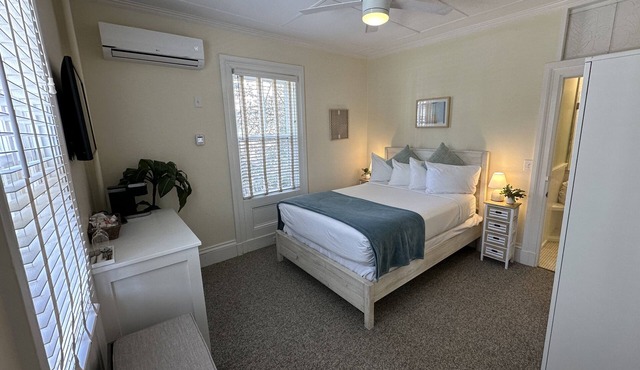 NEW! Bright & Sunny 1 Bed/1 Bath Downtown Newport - Unit 1