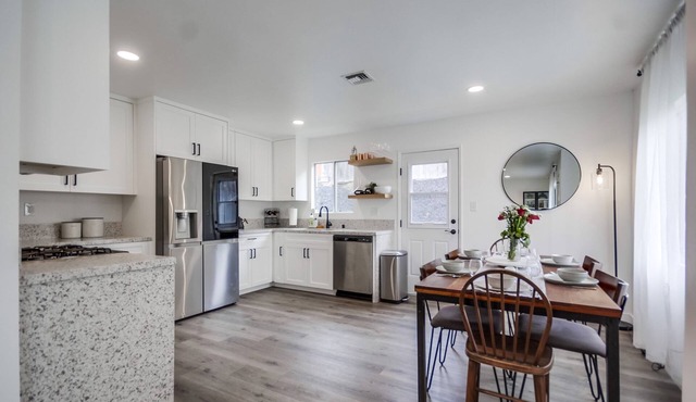 NEW-Bubbling Wells Retreat: Modern 3bd home w/garage, central AC + backyard for entertaining!