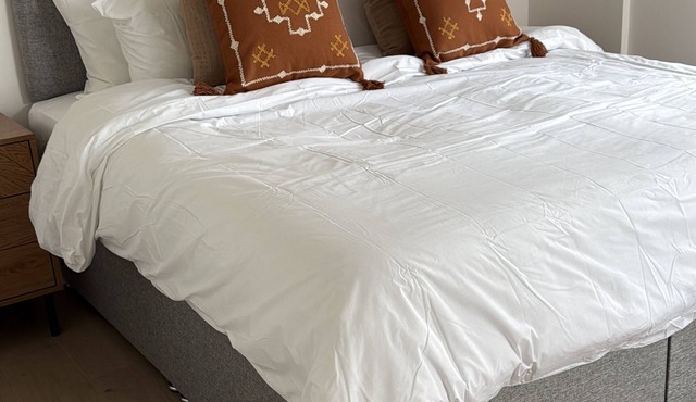 New Build 1 Bedroom Flat -King Bed - Fast WiFi - Smart TV - Near Canary Wharf