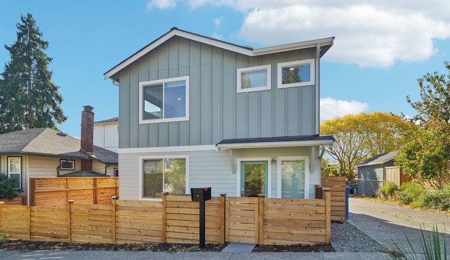 New Build , 2 Bedrooms, 2 bathrooms close to UW, U-Village, Burke