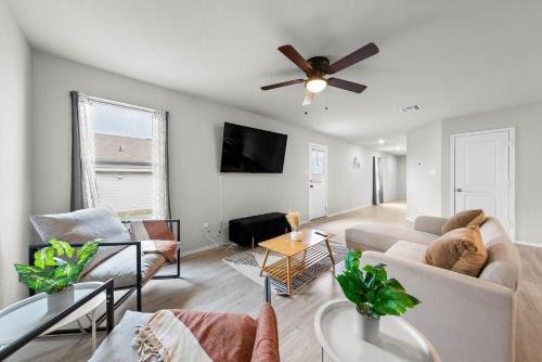 NEW BUILD! 3BR - Near Lackland & Seaworld