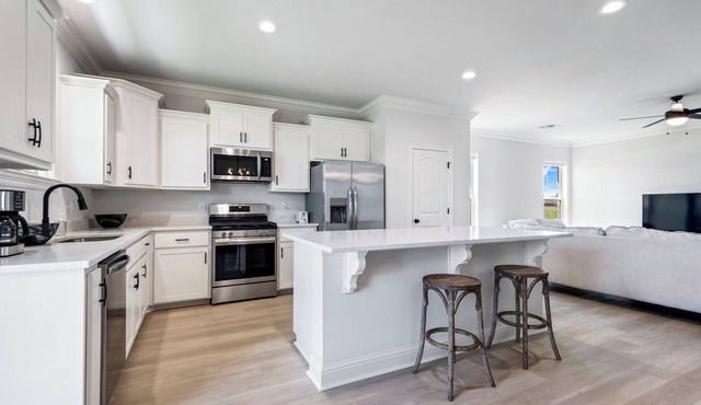 New build 4 bedroom short drive to downtown and LSU