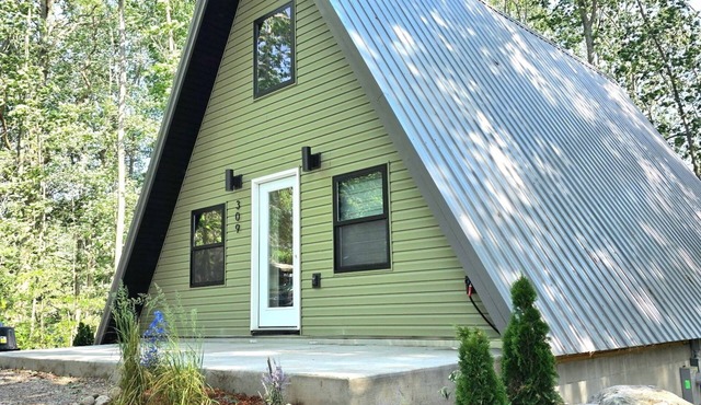 New build A-Frame house in tranquil Houghton Lake with WiFi, AC