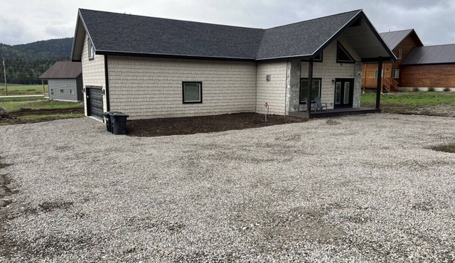 New Build, AC, Hot Tub, 15 Min to Yellowstone