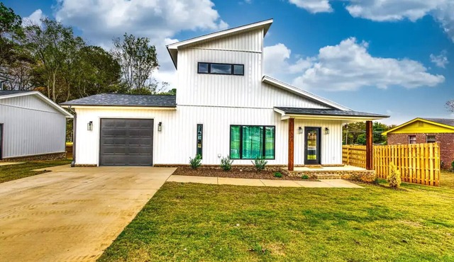 New Build and Modern Retreat near RTJ Golf Course with Game room and bunkbedsn