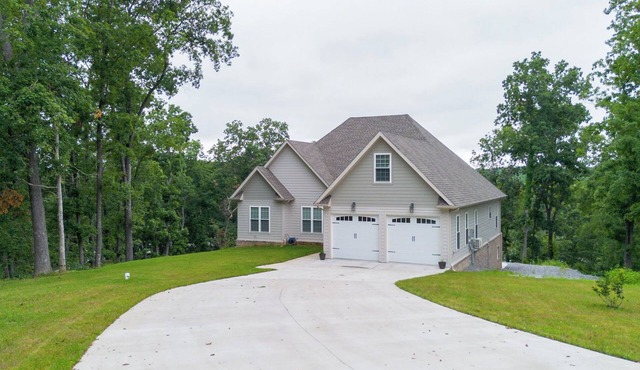 New Build! Bayview- Private dock in quiet cul-de-sac. 20 minutes to Murray State