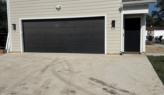 New Build- Carriage House. 1 bedroom, den, kitchen. Half mile to ND. Sleeps 4/5