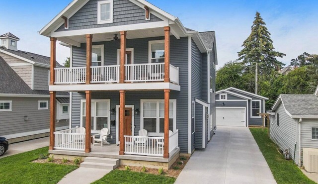 New build in 2021! Short Walk To Beach & Downtown, Includes Hot Tub