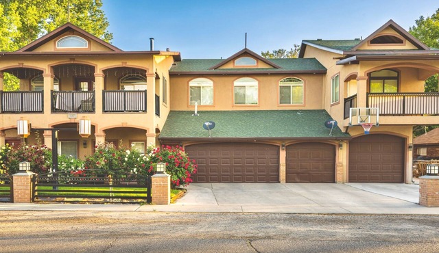 New Build Luxurious Modern Apartment With a Private Garage And a Covered Porch