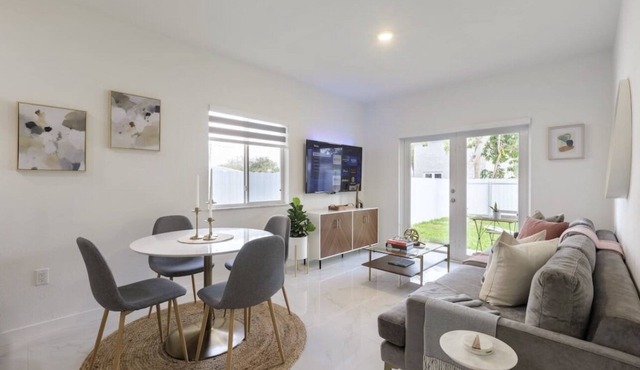 NEW BUILD! Luxury 3 Bedroom/2 Bathroom Private Clean Home - MIAMI☀️🏝