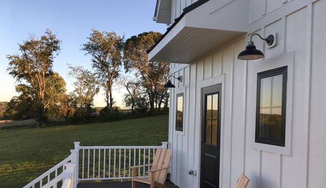 New-Build, Modern Farmhouse with Sunset & Sunrise Views in Leesburg Wine Country