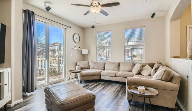 NEW build near DIA w/King Bed, 20mins to downtown