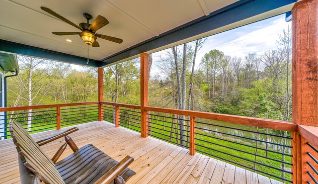 New-build near town with fireplace, central AC, washer/dryer, deck & great views