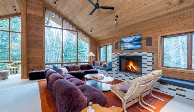 New Build! Private Sauna! Two Kitchens! Ping-Pong Table!