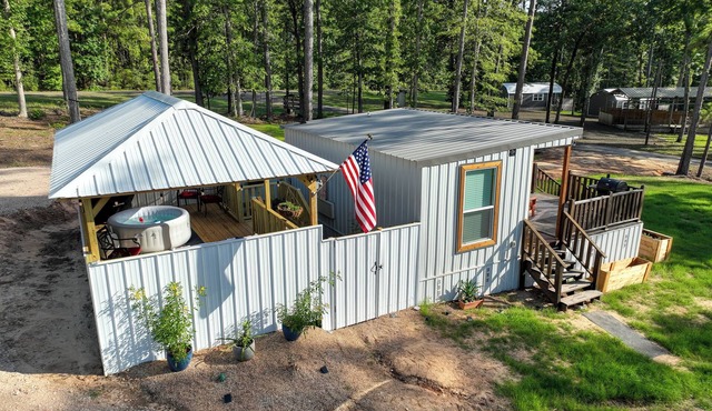 "New Build-Tiny House” Sleeps 3 HotTub Private Gazebo 🐾 friendly BBQ/5 acres