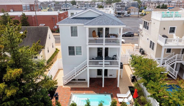 New Build w/Heated Pool & Game Room, 0.5 blocks to Fantasy Island, Sleeps 18