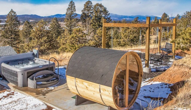 New Build w/Hot Tub, Sauna, Arcade, Mountain Views