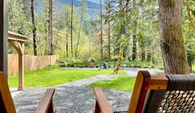New build with 180° mountain views, 2 king beds, AC & hot tub.