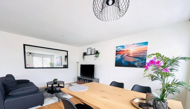 New building with balcony *closecentre*freeparking*smarttv