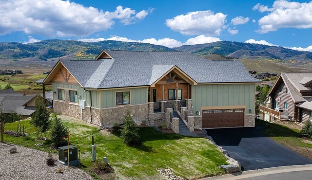 New built, stunning home with Hot Tub, 5/4, near Granby Ranch - sleeps 16