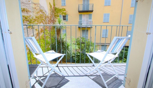 New bulding in the old twon of Nice, 750 meter to castel beach