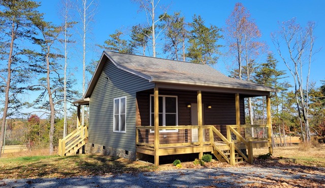 New cabin- access to horse trails, Pilot Mtn & Hanging Rock St. Pks