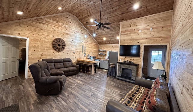 New Cabin built in 2022. 2 minutes away from multiple trailheads! Sleeps 8