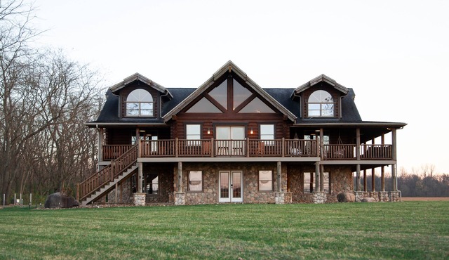 NEW CABIN! Hot Tub, Gazebo, Wraparound Deck, Sleeps 14. Drive to Hocking!