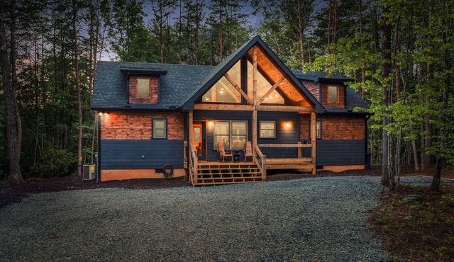 *NEW CABIN*HOT TUB*/Outdoor Fireplace/Lake/Pond Behind Property/PAC Man/Nintendo