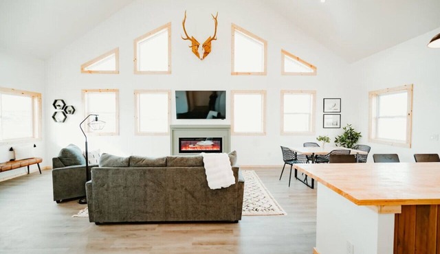 New Cabin I Game Room I King Beds I Mountains