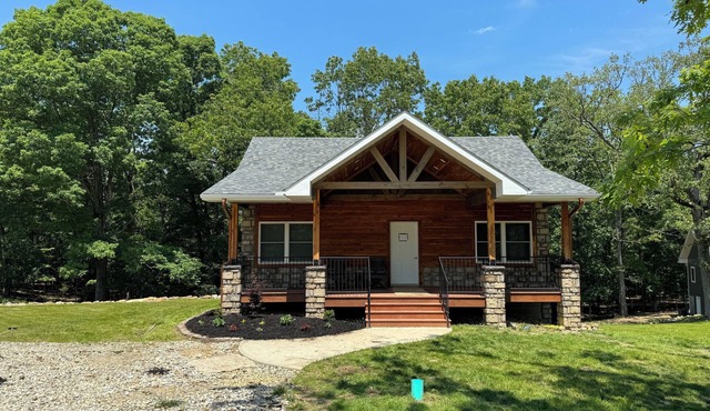 New cabin in Mountain Home 1 mile from Buzzard Roost Marina.