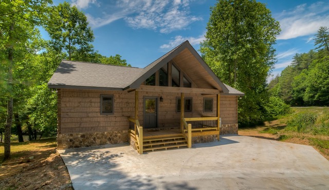 New Cabin on the Acclaimed Toccoa River w/Free WiFi & Private Hot Tub - Dogs OK