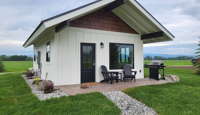 New cabin retreat with Mission Mountain Views!